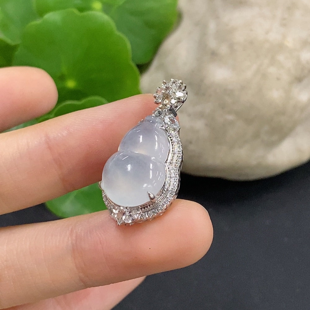 Jadeite Pendant Gourd 18K Gold Inlaid with Diamonds Only Minimum Total Weight Approx. 3.86g