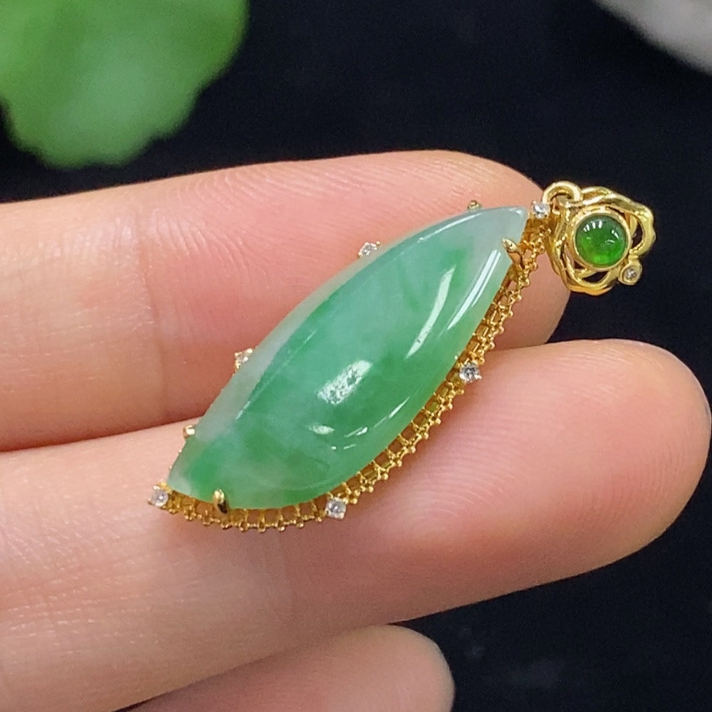 Jadeite Pendant with 18K Gold Setting Total Weight Approx. 2.6g