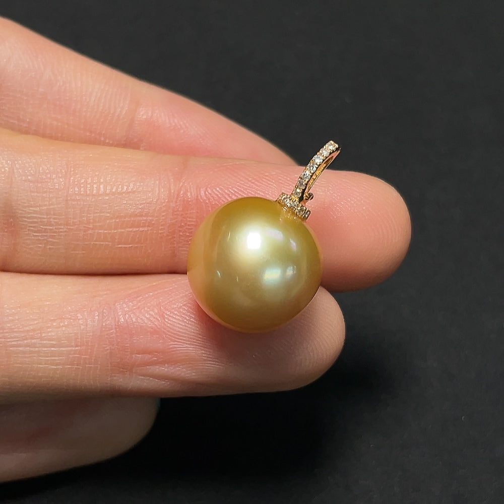 Saltwater Pearl Pendant 18K Gold with Diamond Accents