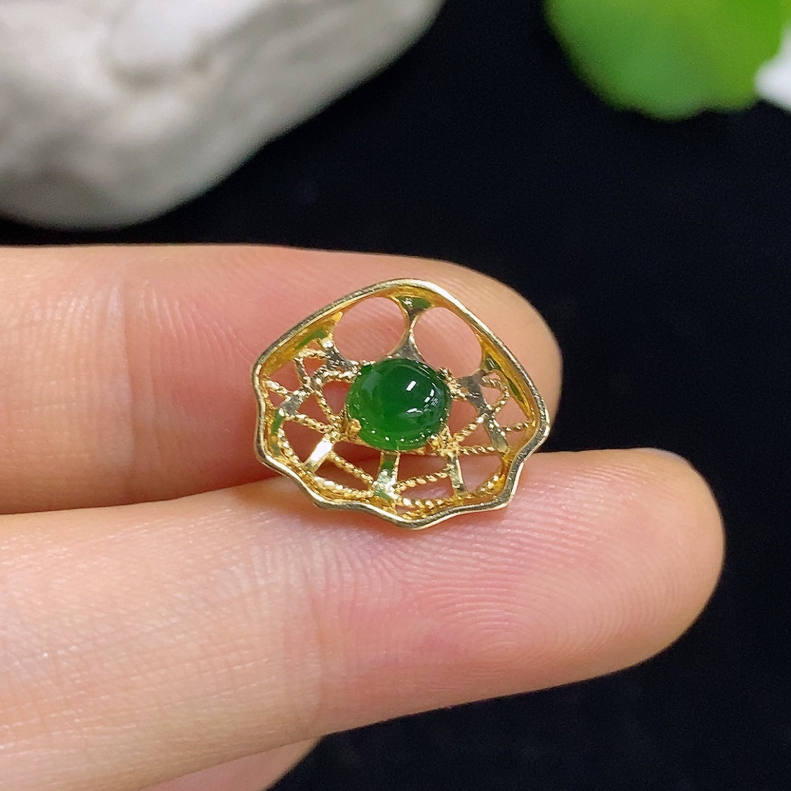 Jadeite inlaid pendant 18K