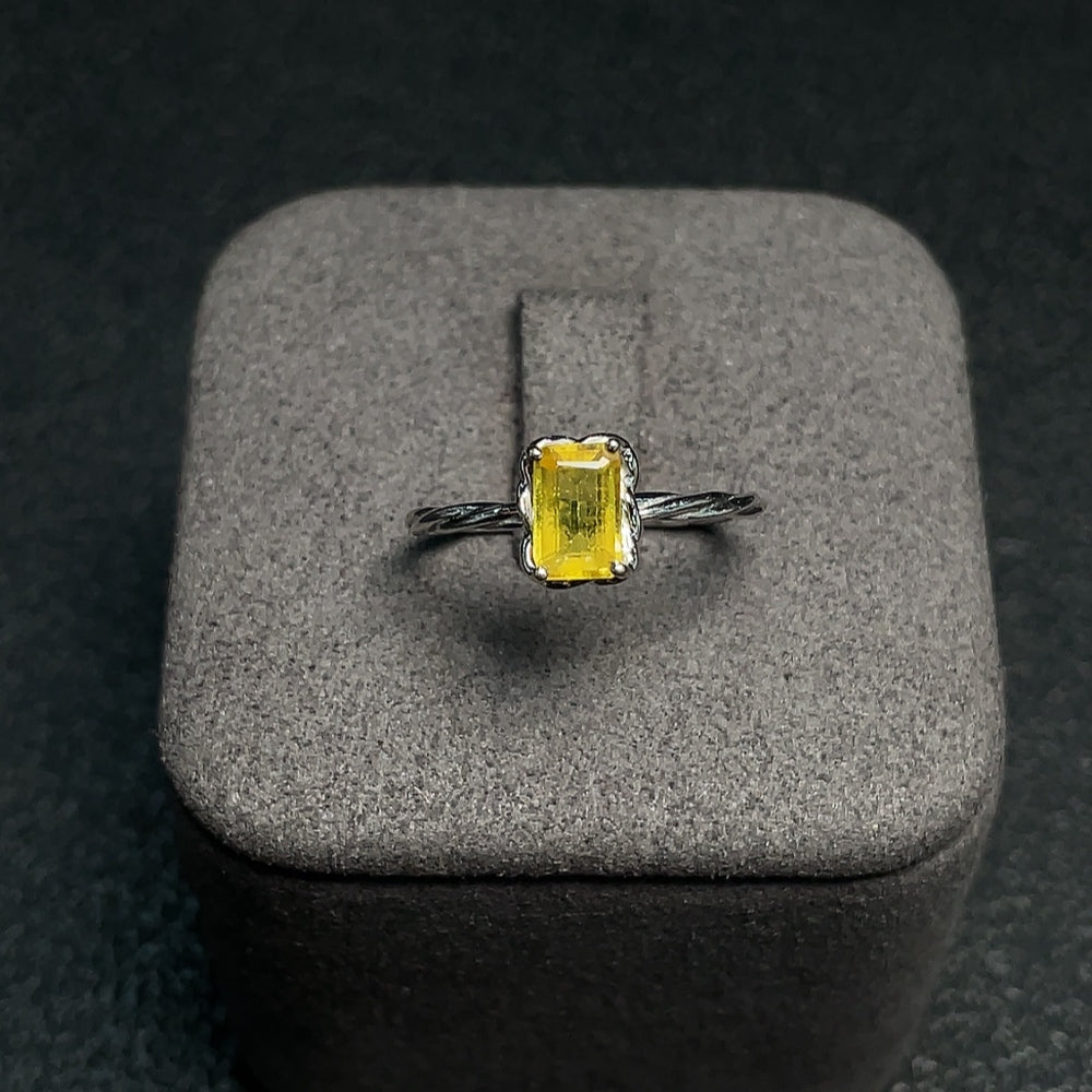 Sapphire Ring (Color origin undetermined, No hallmark, Surface-tested gold content 18K, Non-diamond, Total weight approx. 1.63g, Size 12.5, Stone 6.2*3.9mm)