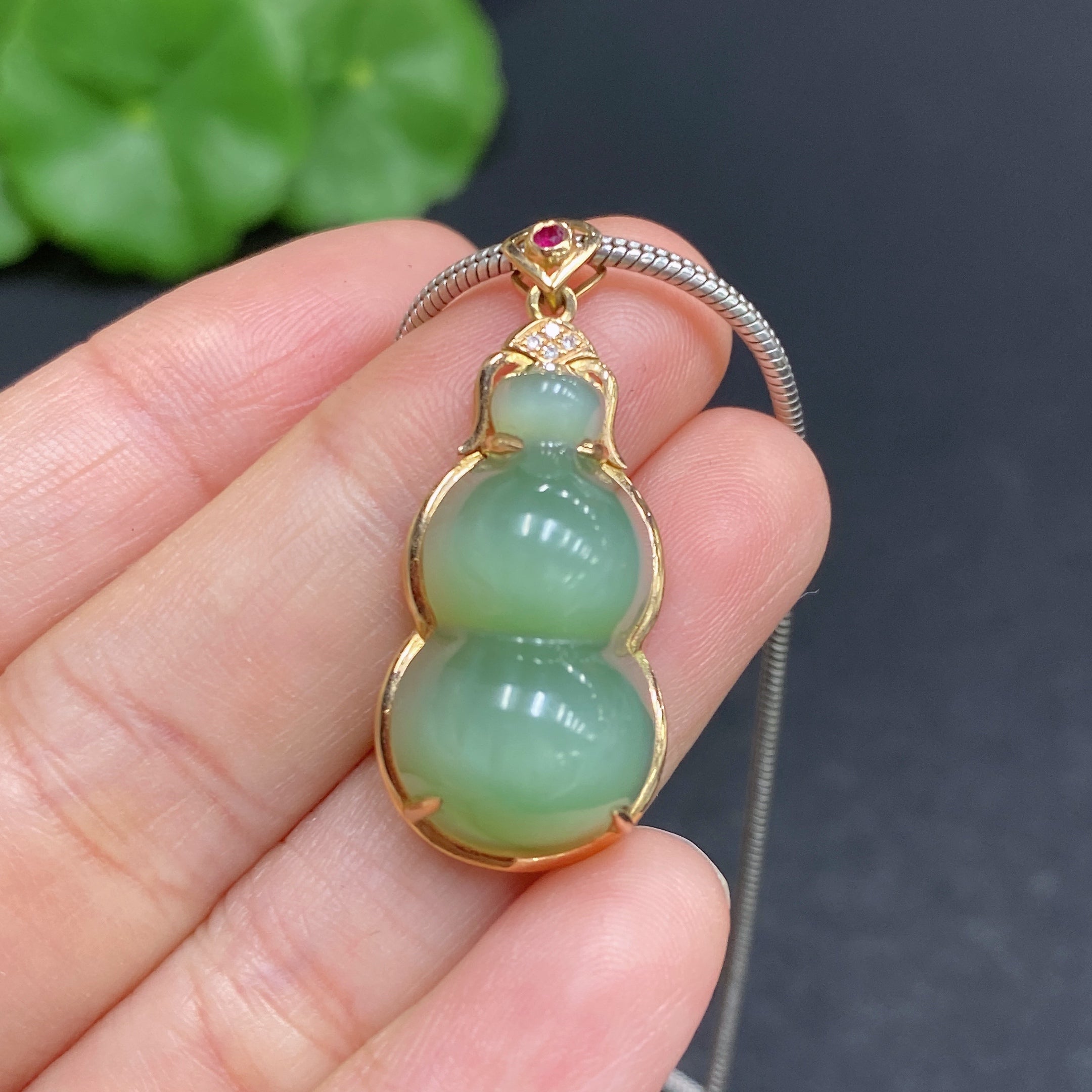 Hetian Jade Inlaid Gourd with 18K Gold and Non-Gold Chain (Total Weight Approx. 11.3g, Chain Non-Removable)