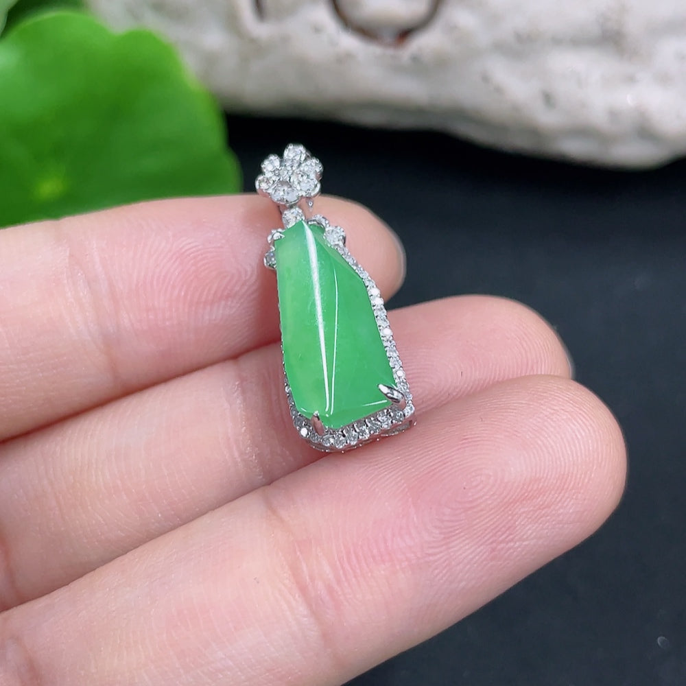 Jadeite pendant with 18k gold and diamond accents, weighing approximately 2.1g, showcasing a polished jade gemstone.
