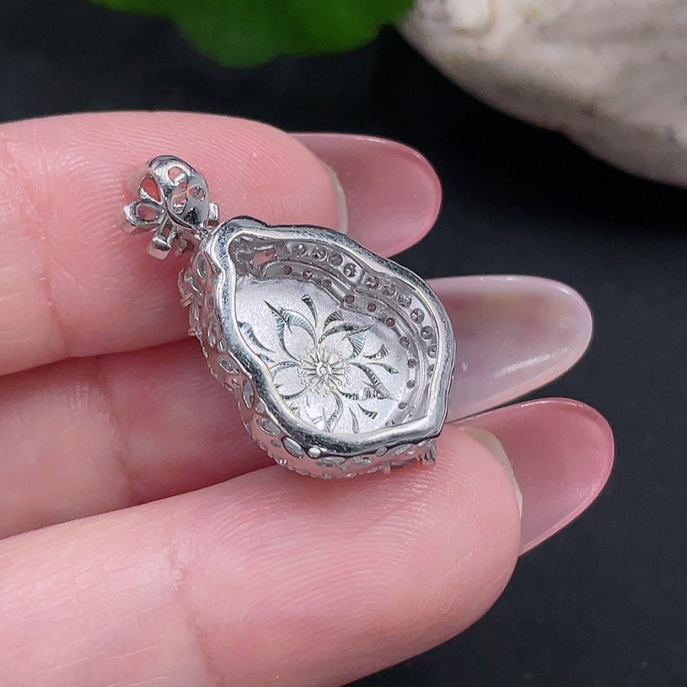 Jadeite gourd inlaid pendant 18k set with diamonds (only round diamonds on both sides of the main body) total weight approx. 4.07g