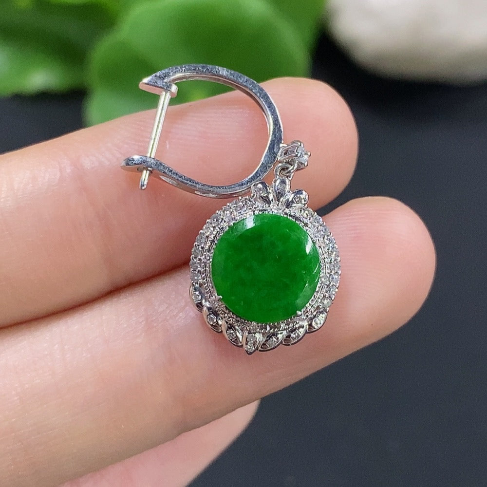 Single jadeite earring with diamond accent in 18K gold from HKHQ, featuring a smooth jadeite gemstone and sparkling diamond detail.