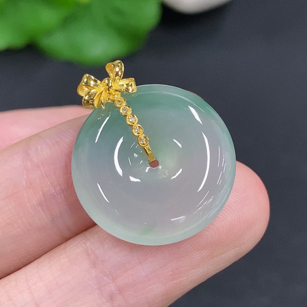 Jadeite Peace Knot with 18K Gold Clasp, Total Weight Approximately 4.6g, Non-Diamond