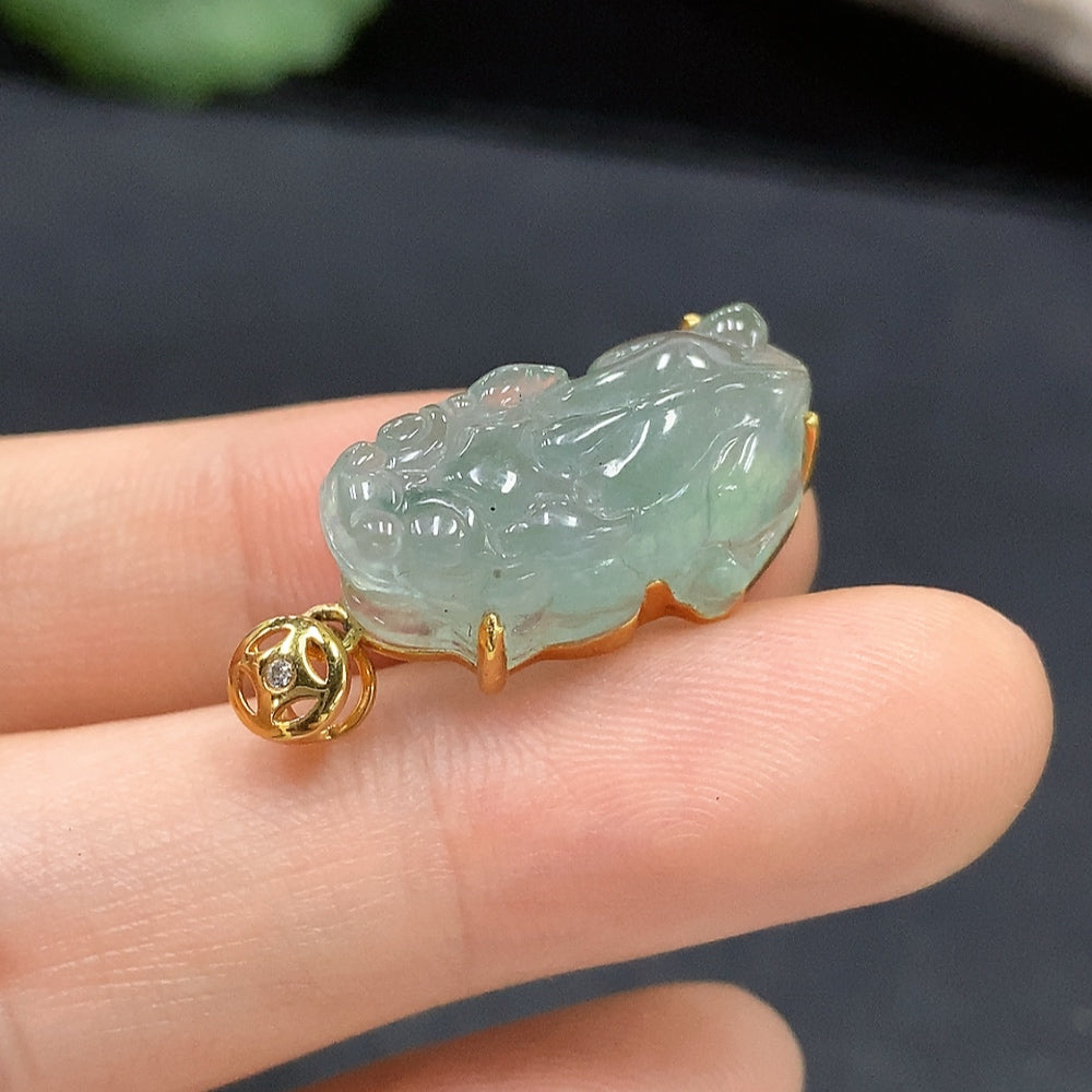 JadeitePi Xiu Inlaid Pendant (18K Gold) Total Weight 3.7g