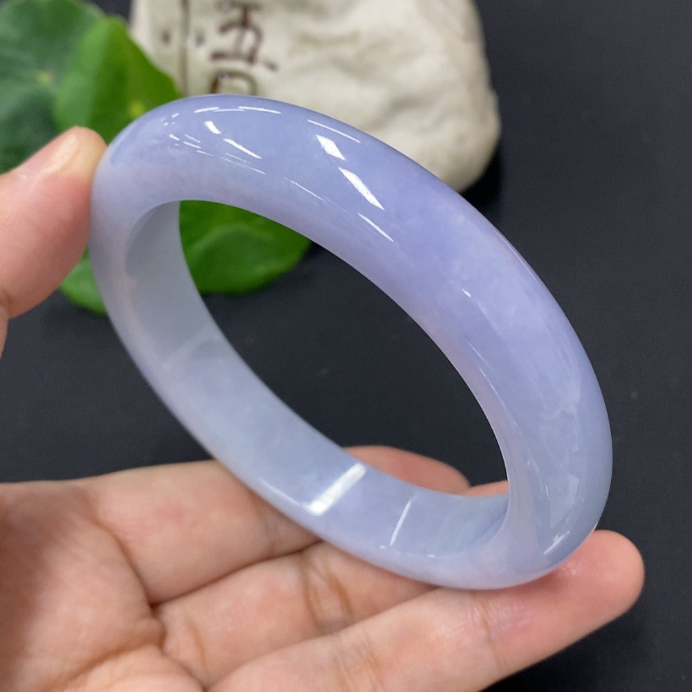 HKHQ jadeite round bangle with size 60.8 and weight 77.3g, showcasing smooth, polished green jadeite bracelet on a neutral background.