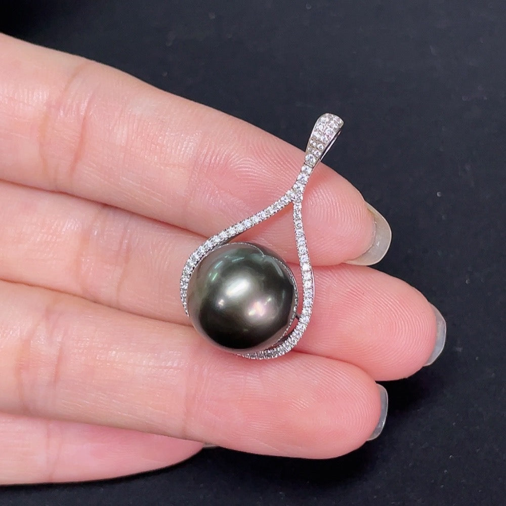 Seawater pearl pendant in 18K gold featuring an 13.2mm pearl, weight 5.21g, non-diamond, elegant jewelry piece by HKHQ