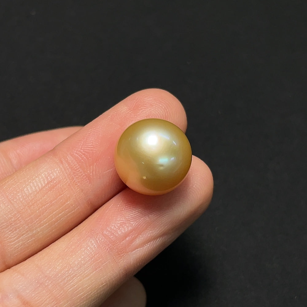 Saltwater Pearl Pendant 18K Gold with Diamond Accents