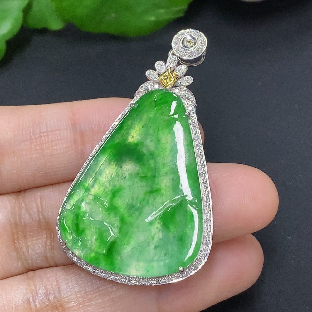 Jadeite Landscape Pendant with 18k Gold, Total Weight Approx. 6.9g, Set with Colorless Diamonds