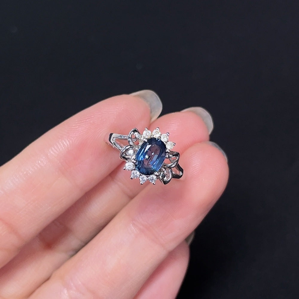18k gold sapphire inlaid ring featuring a detailed design, size 14, from HKHQ, with a total weight of approximately 2.24 grams.