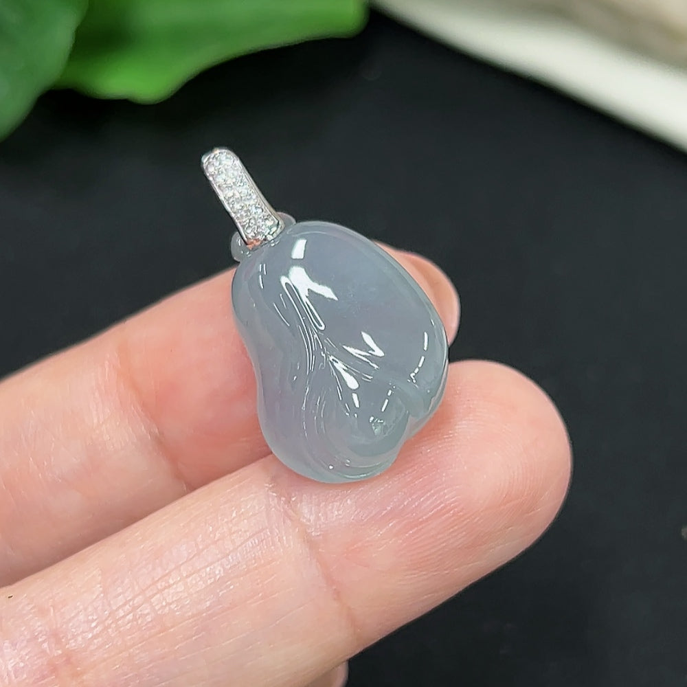 Jadeite pendant with diamond accents in 18K gold, weight approx. 3.9g, featuring a smooth green jade gemstone.