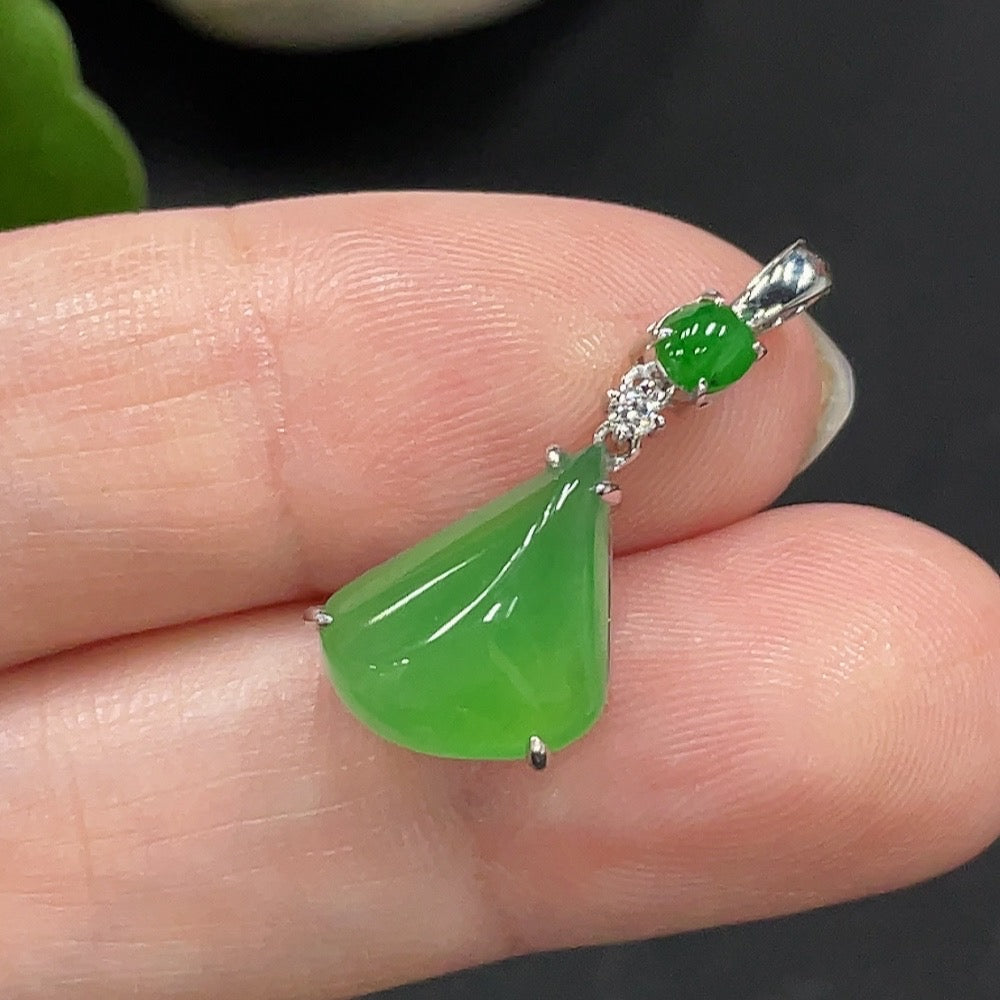 Jadeite Pendant with 18K Gold Setting, Total Weight Approx. 1.8g