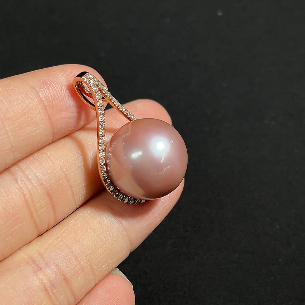 HKHQ pearl pendant necklace with diamond accents, 18k gold, 15.7mm size, elegant jewelry showcasing a lustrous pearl and sparkling diamonds
