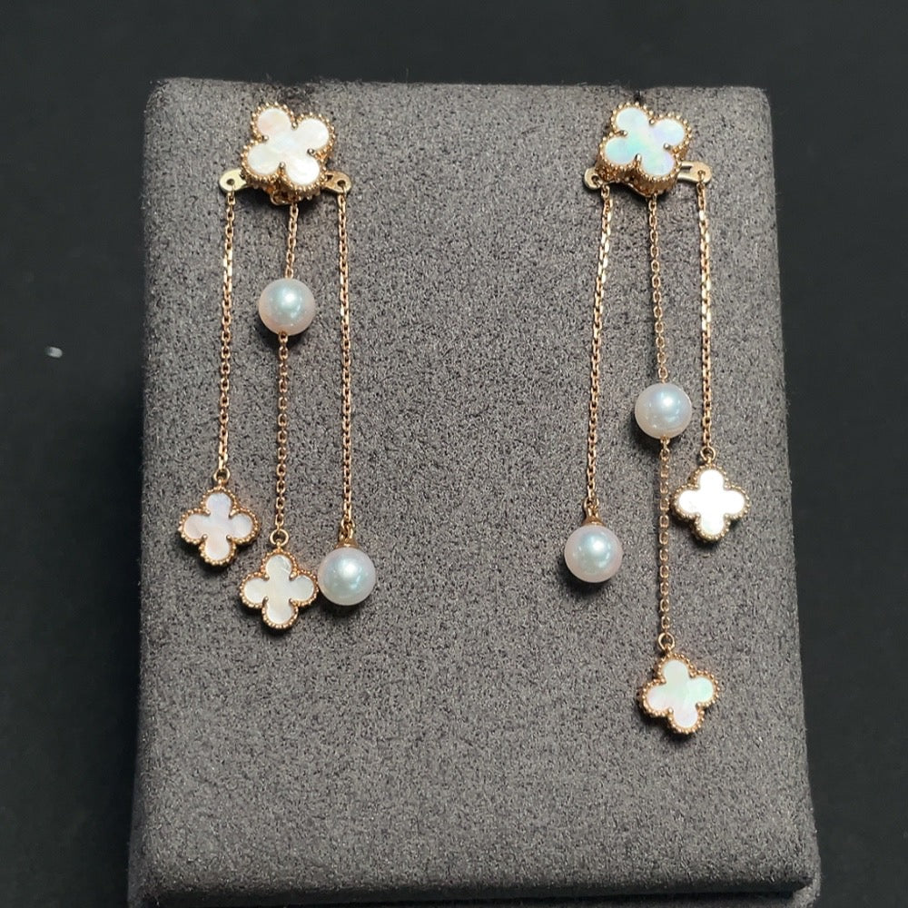 HKHQ seawater pearl earrings with 18K gold setting, featuring 4.7mm pearls and subtle accent stones, total weight about 4.02g