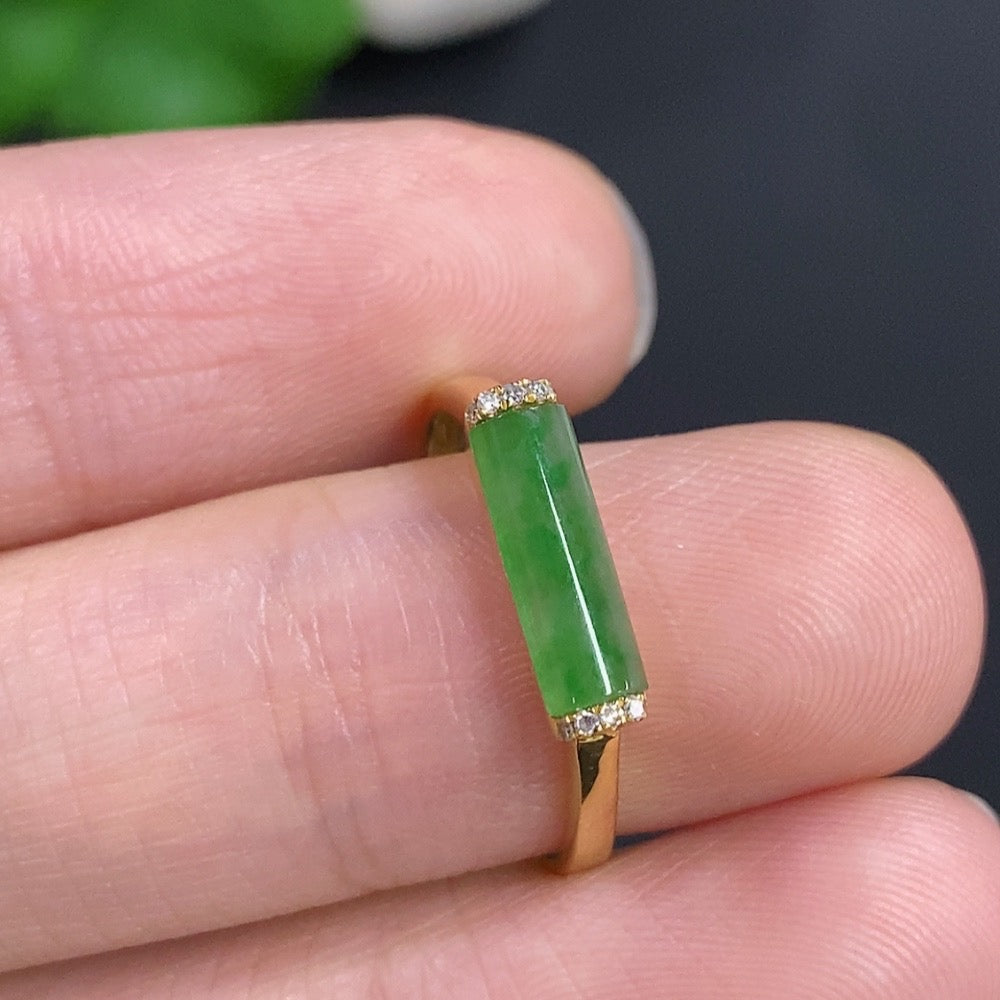 Jadeite inlaid ring 18K gold with diamond accents