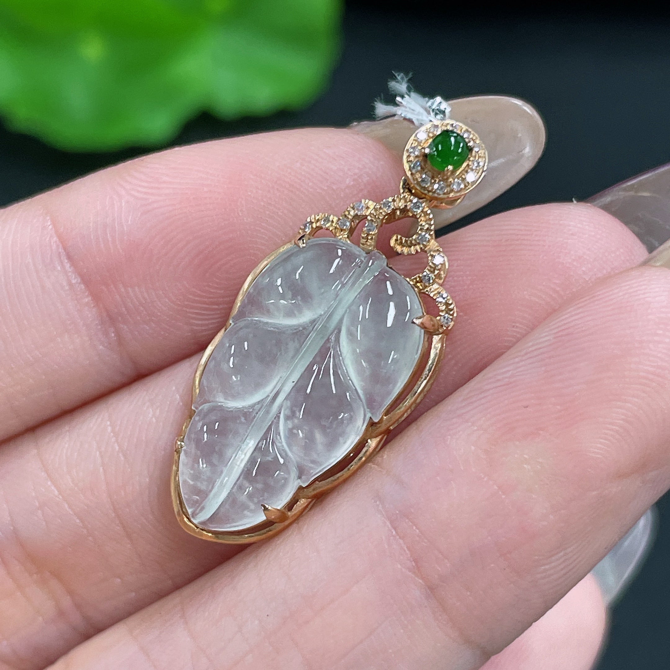 Jadeite Pendant Leaf 18k Gold Inlaid with Diamonds Total Weight Approx. 2.58g