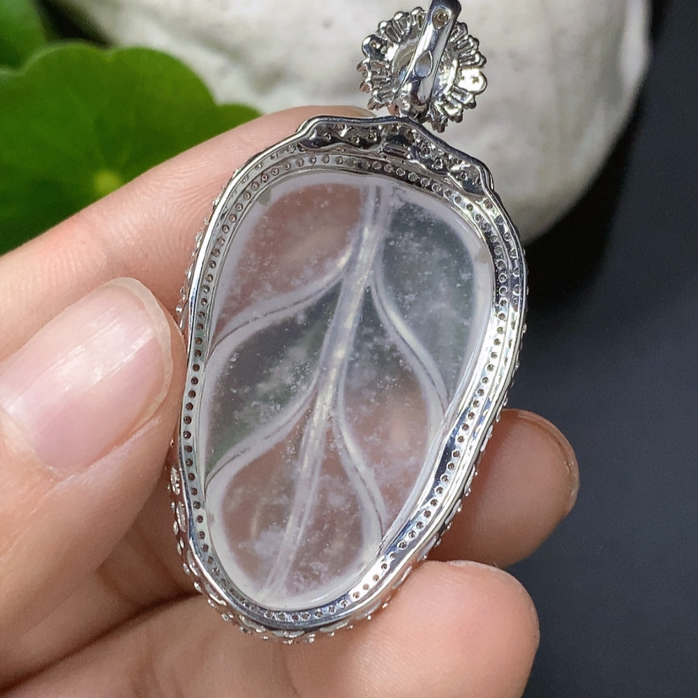 Jadeite Leaf Pendant with 18K Gold Inlay, Approximately 8.1g