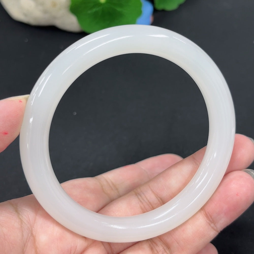 HKHQ Hetian Jade round bangle, size 59.9, weighing approximately 42.6g, smooth polished jade jewelry in natural green hue