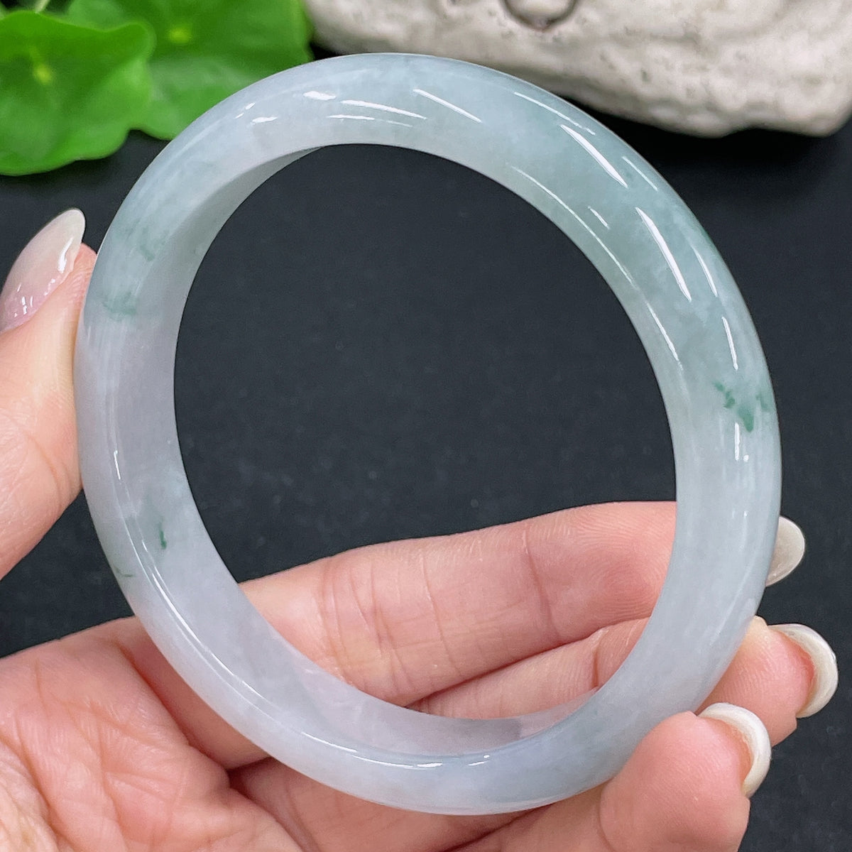 Round jadeite bangle with a smooth finish, size 59.3, weighs approximately 51.46g, crafted by HKHQ.
