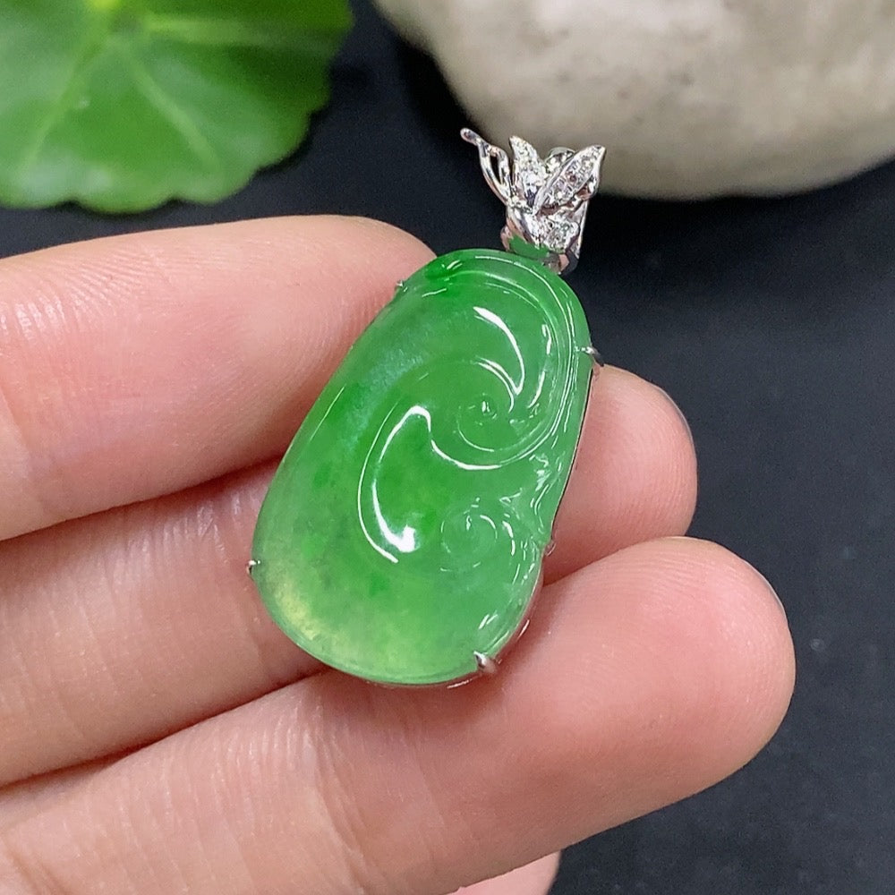 Jadeite Ruyi pendant with 18K gold and diamonds, crafted from green jade, weighing approximately 3.9 grams.
