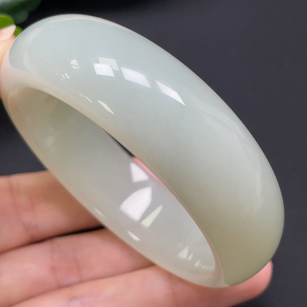 HKHQ Hetian jade round bracelet, 52mm size, weighs approximately 60.95g, featuring smooth, polished jade beads.