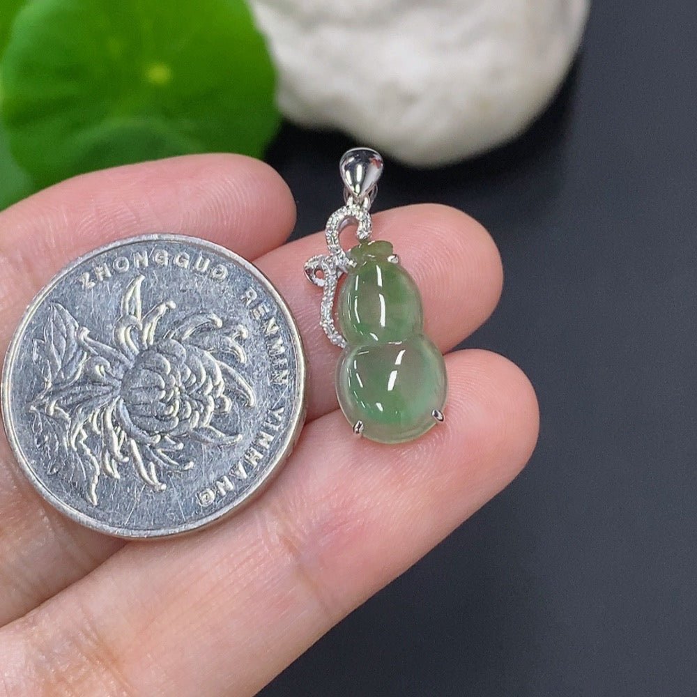 Jadeite Gourd Pendant with 18k Gold, Total Weight Approximately 1.2g, Set with Diamonds