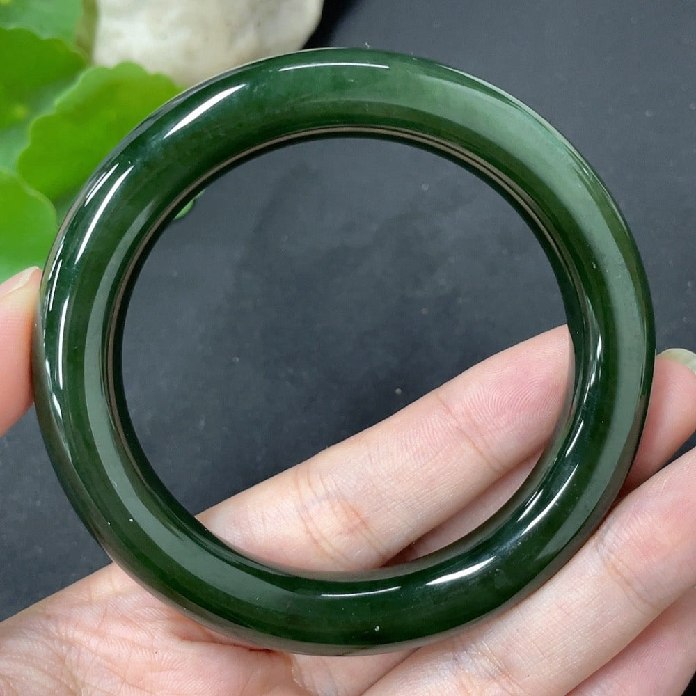 Green Hetian Jade round bangle with smooth surface, size 56.7, weight approx. 58.8g, crafted by HKHQ.