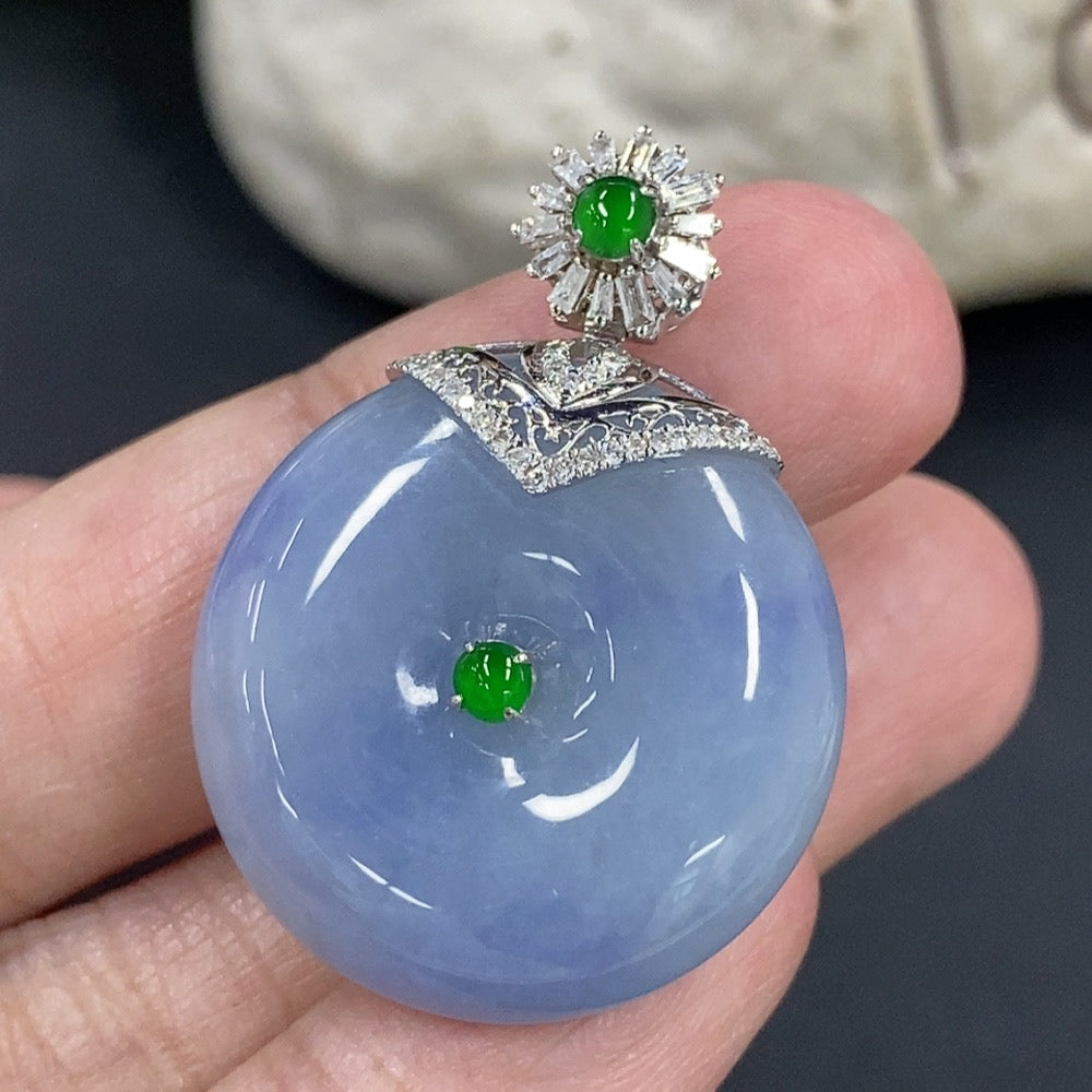 Jadeite Peace Knot pendant with 18K gold clasp and diamond accents, weighing approximately 11.06g, from HKHQ.
