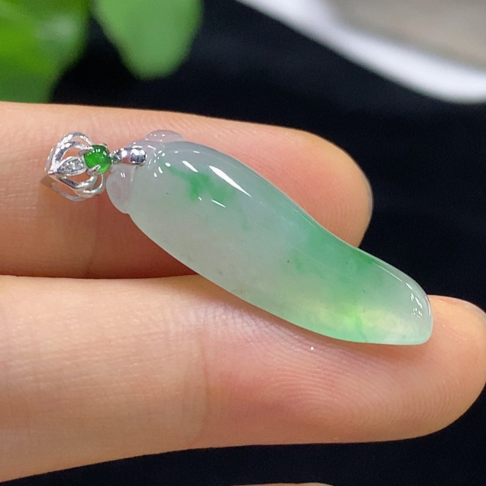 Jadeite Fu Gua Pendant in 18K Gold, Total Weight Approximately 2.74g