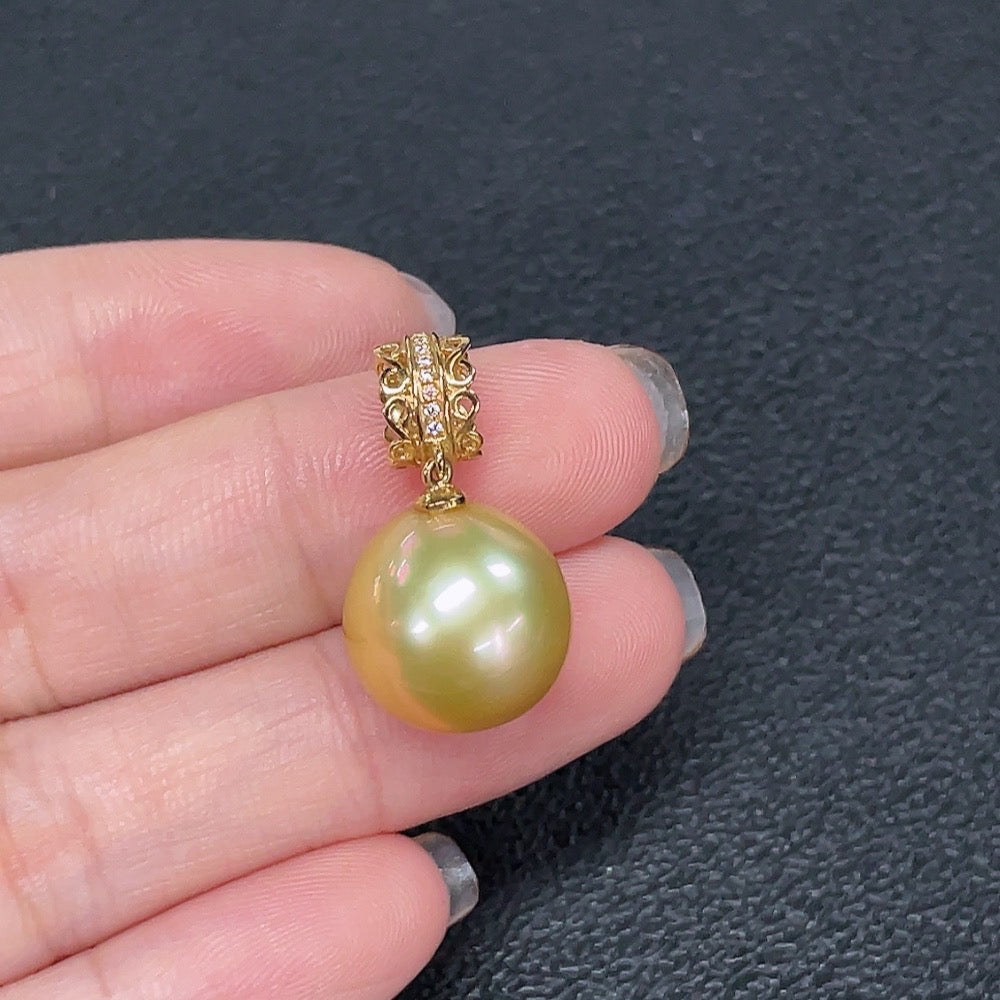 Seawater pearl pendant in 18K gold, approx. 13.3mm, with a natural color, from HKHQ, featuring a lustrous pearl and gold setting.