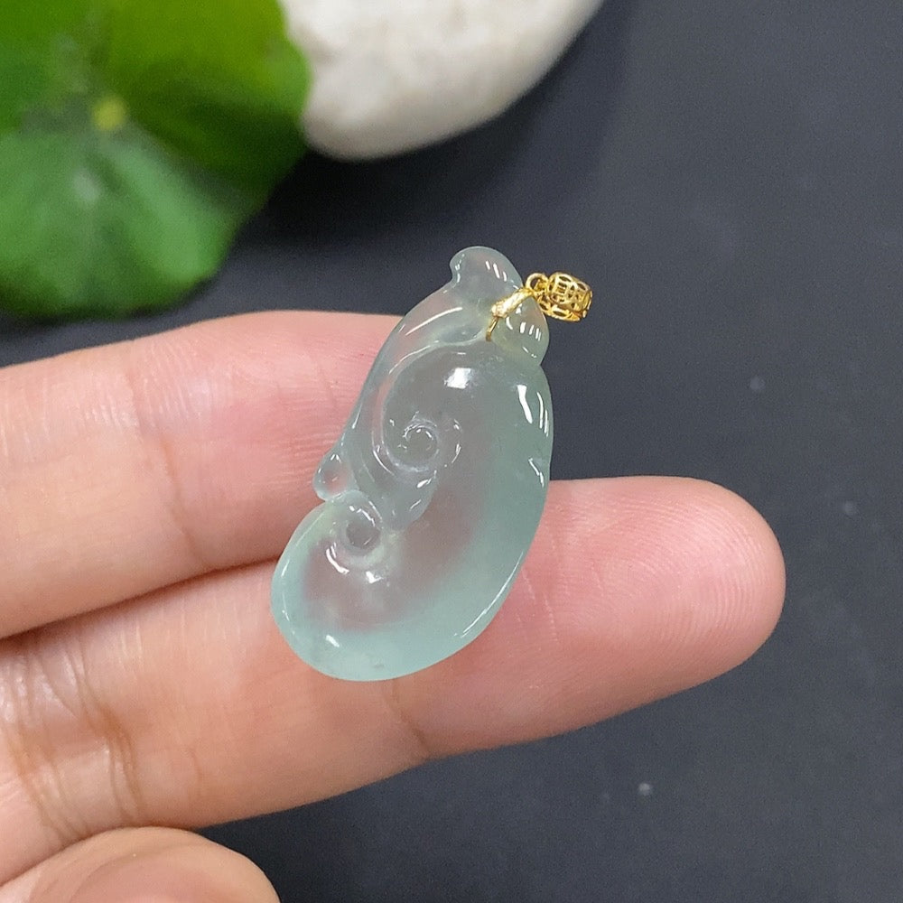 Jadeite Ruyi Pendant with 18K Gold Clasp, Total Weight 3.848g