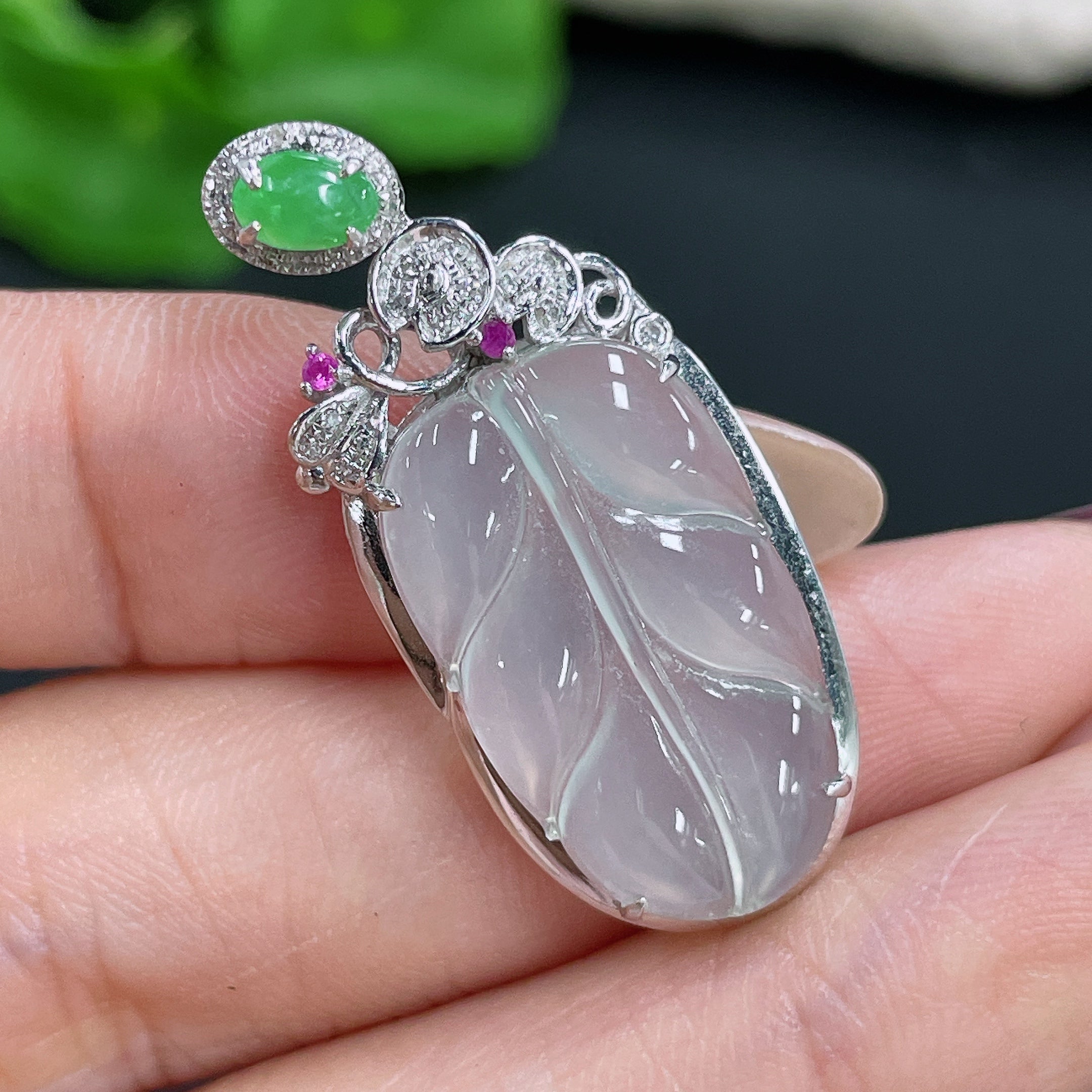 Jadeite Pendant Leaf 18K Gold Inlaid with Diamond Colorless Total Weight Approx. 3.28g