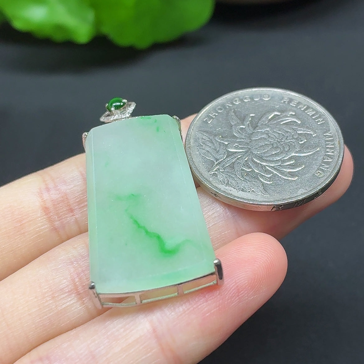 Jadeite Plain Pendant Necklace 18k with Diamond Side Stones