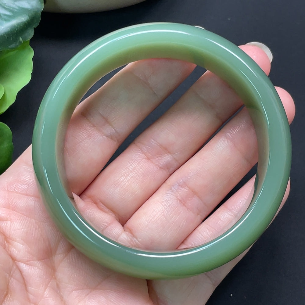 Hetian Jade round bracelet with 57.7mm diameter and 80.66g weight, featuring smooth, polished jade beads from HKHQ.