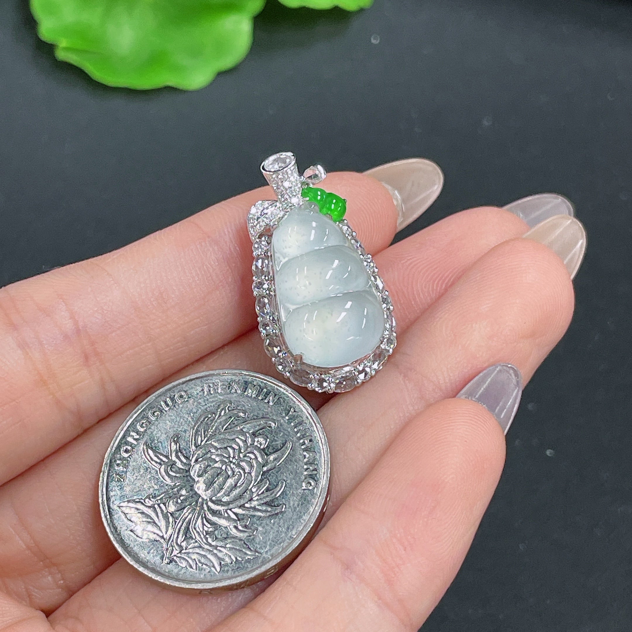 Jadeite Bean Pendant 18k Gold Inlaid with Diamonds Total Weight Approx. 5g