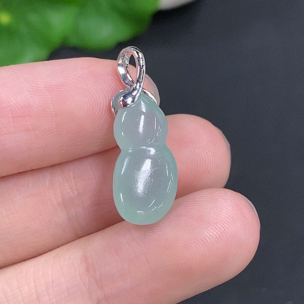 Jadeite Gourd Pendant with 18K Gold Clasp, Total Weight Approx. 2.4g, Non-Diamond