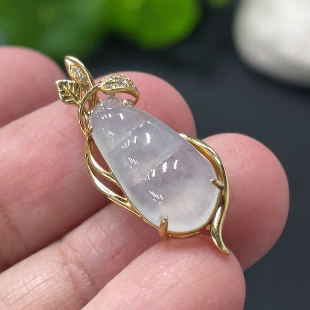 Jadeite Lucky Bean Pendant with 18K Gold Setting, Total Weight Approx. 1.8g