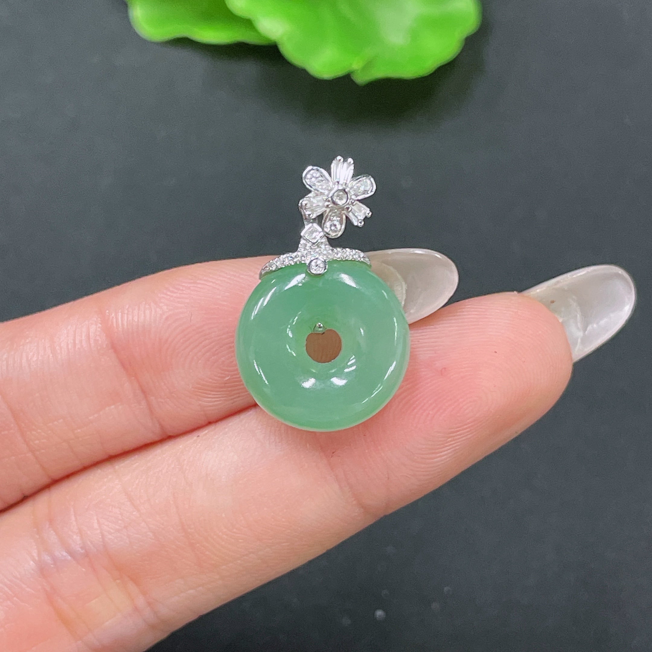 Jadeite Pendant Peace Knot 18k Gold Inlaid with Diamonds Total Weight Approx. 3.47g