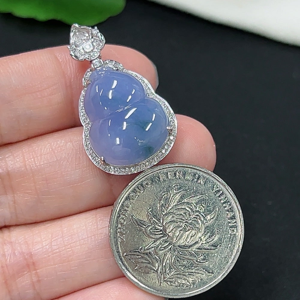 Jadeite gourd pendant with 18k gold and diamond accents, designed for necklaces, weighing approximately 5.08g.