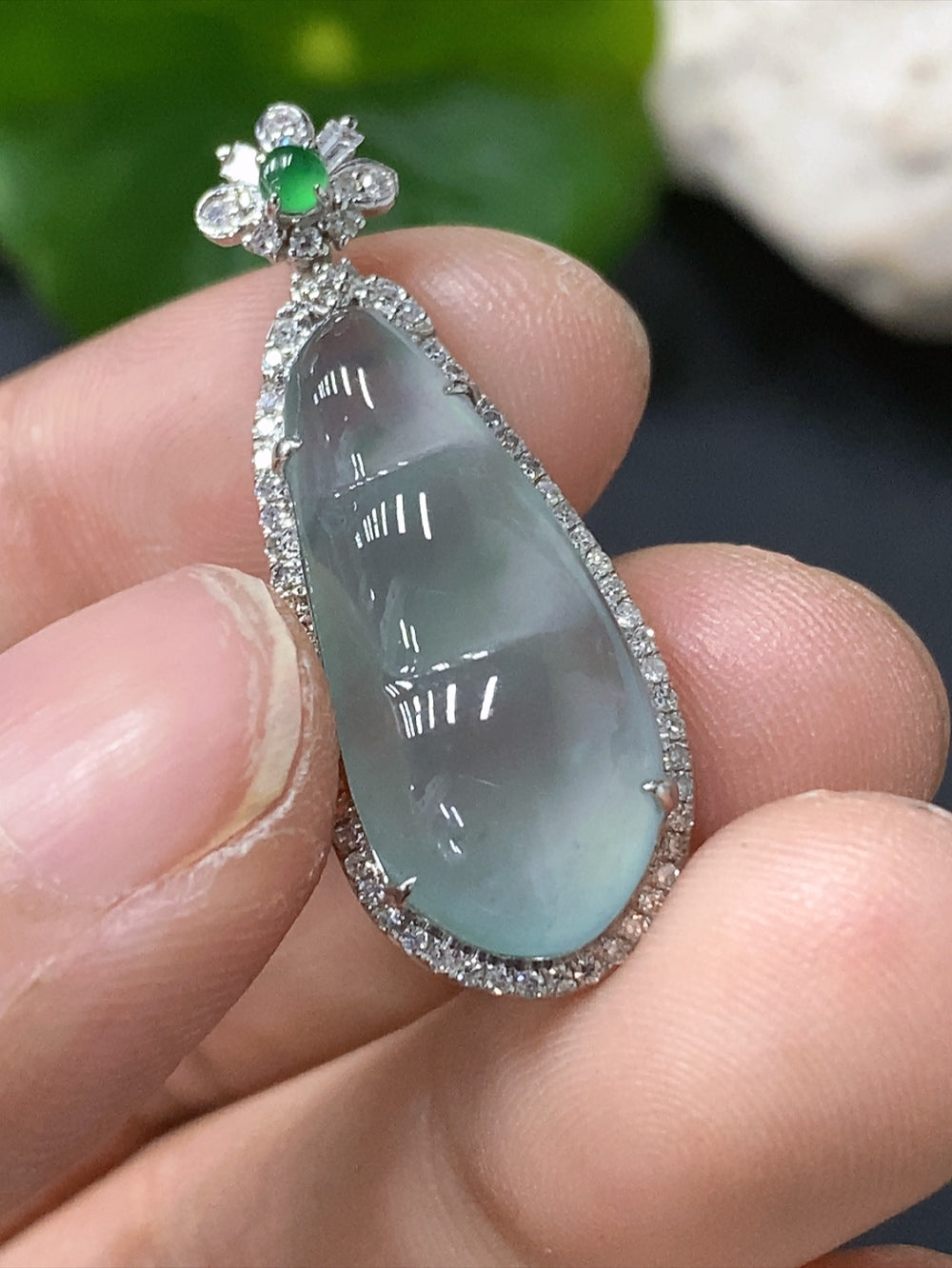 Jadeite Lucky Bean Pendant with 18K Gold Setting, Total Weight Approx. 2.5g