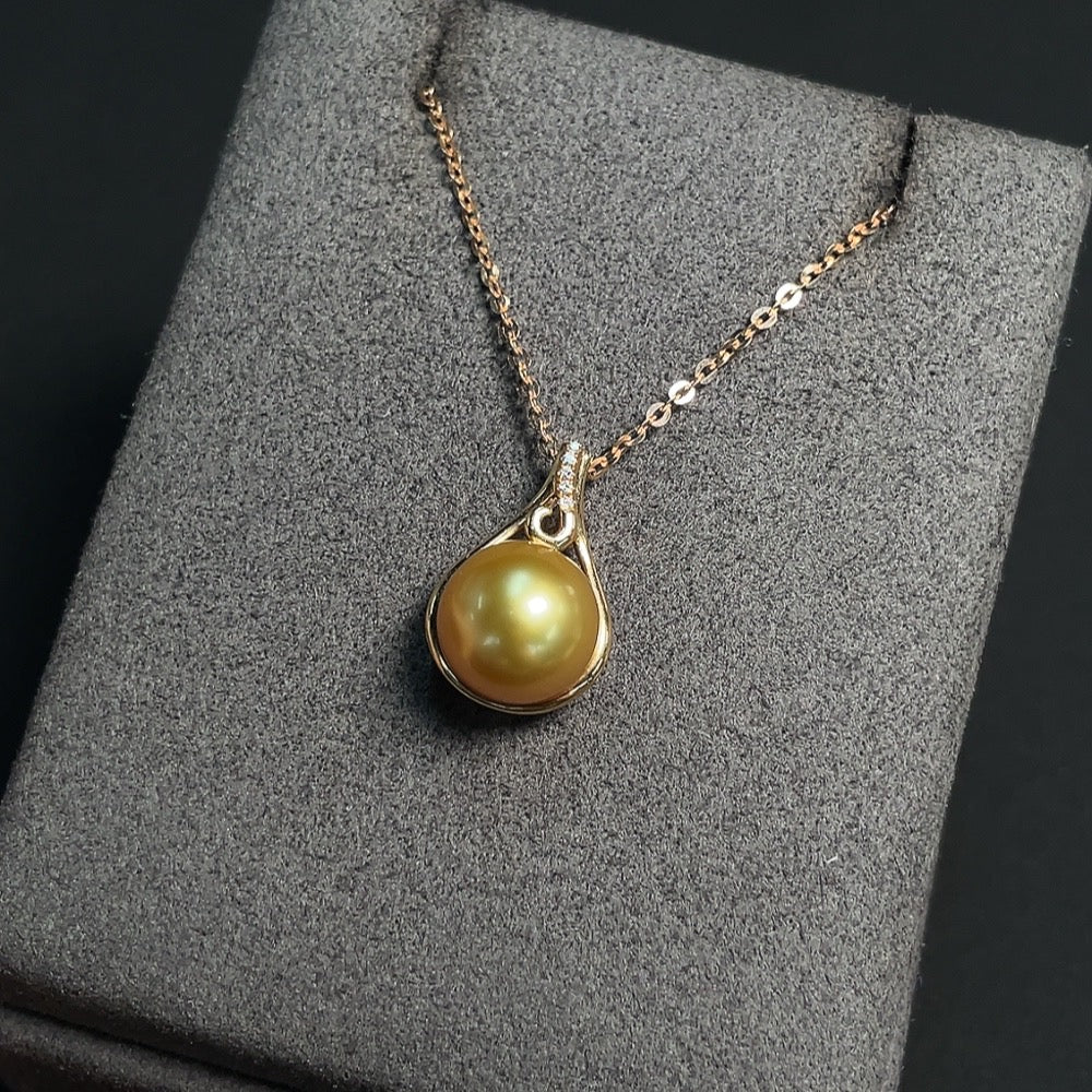 Seawater Pearl Inlaid Pendant Suspected Gold-Plated Marked in Red Rest 18K Gold Approx. 9.5mm Total Weight About 4.02g Color Origin Undetermined Non-Diamond