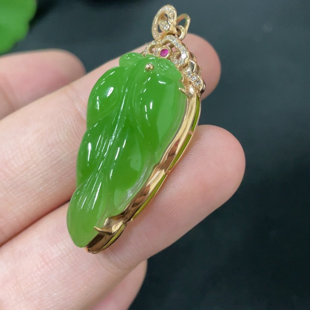 Hetian Jade Jasper Inlaid Pendant Leaf with Diamond (Colorless) 18K Gold Total Weight Approx. 4.5g