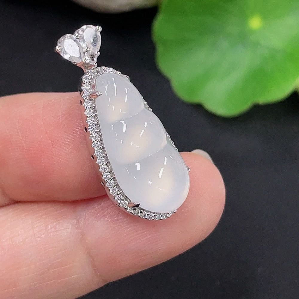 Jadeite Blessed Bean Pendant with 18K Gold Setting, Total Weight Approx. 3.2g (Non-Diamond)