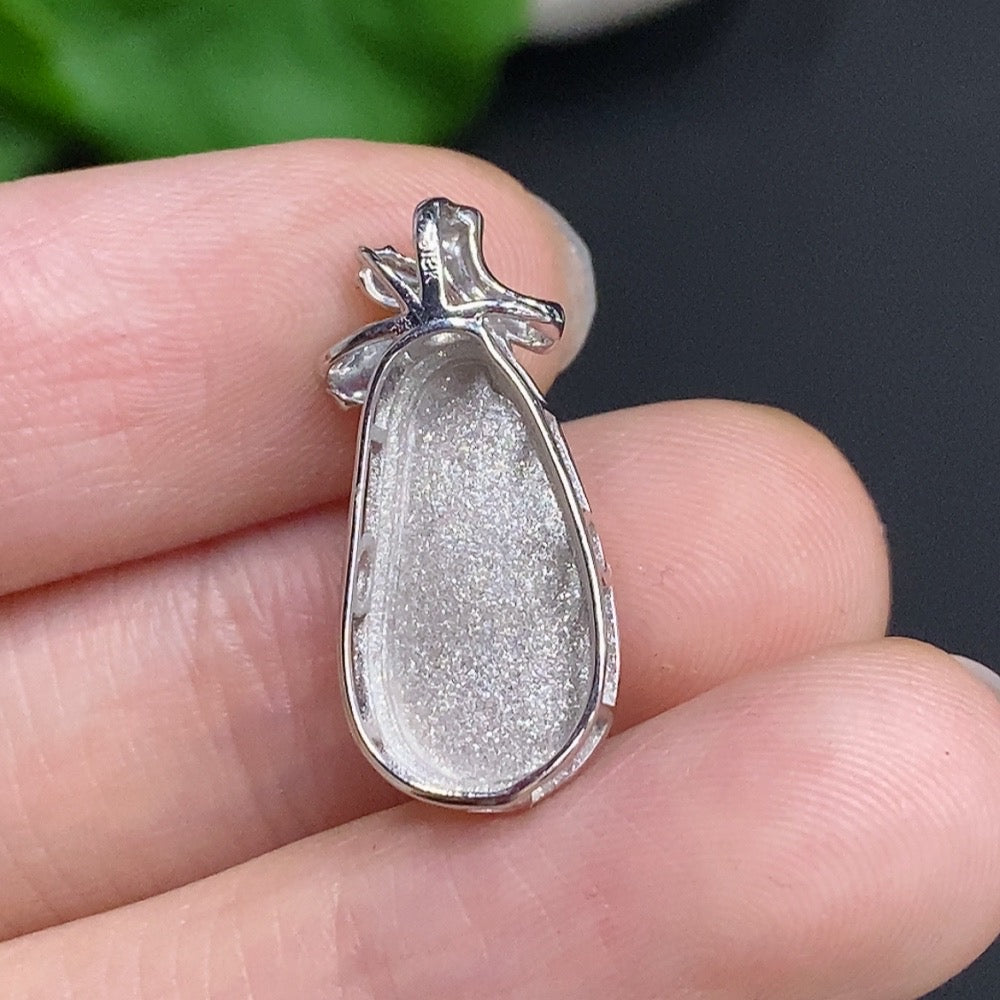 Jadeite Gourd Pendant with 18K Gold and Diamond Accents, Total Weight Approximately 2.2g