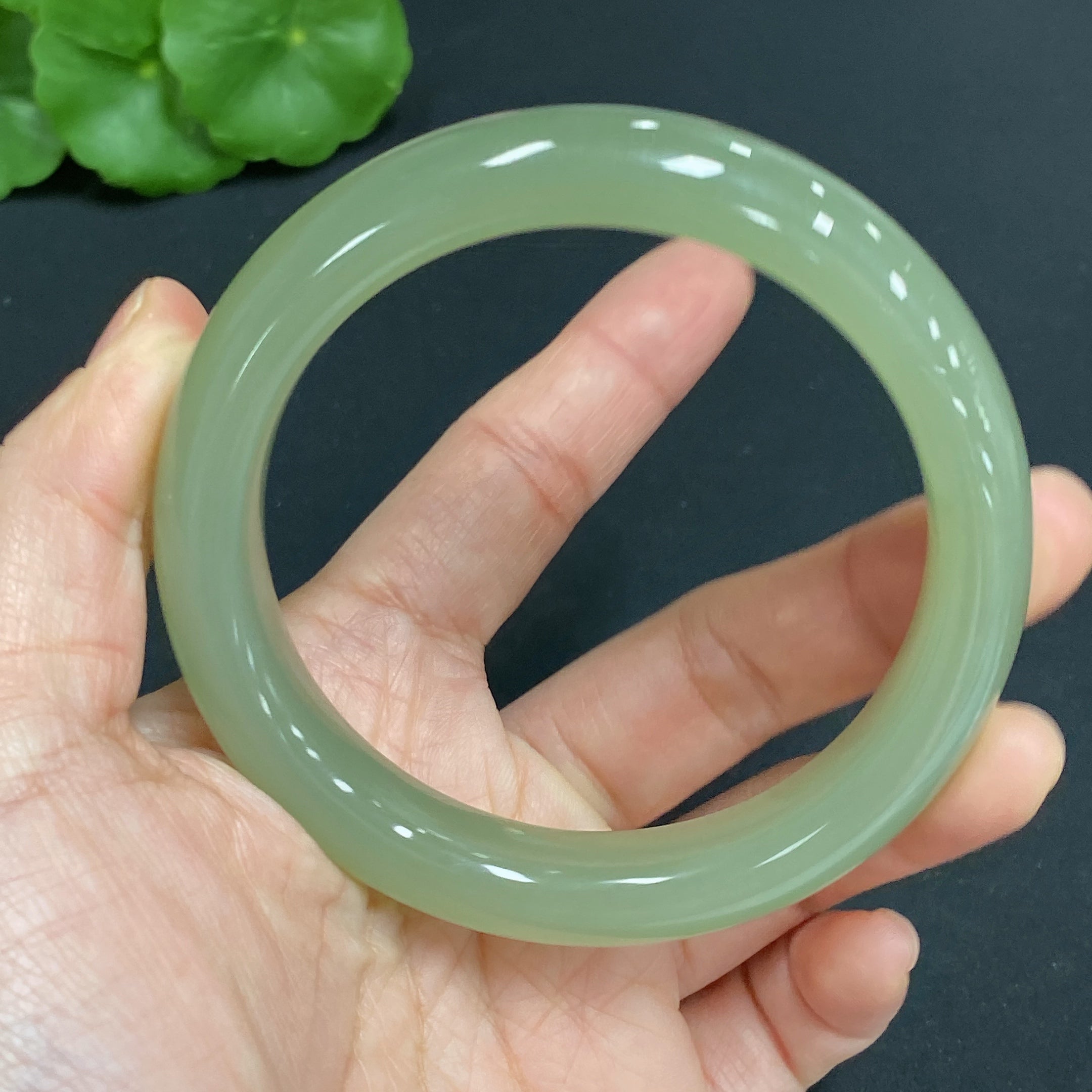 Hetian Jade Round Bracelet (58.4 loop size, approx. 59.8g total weight)
