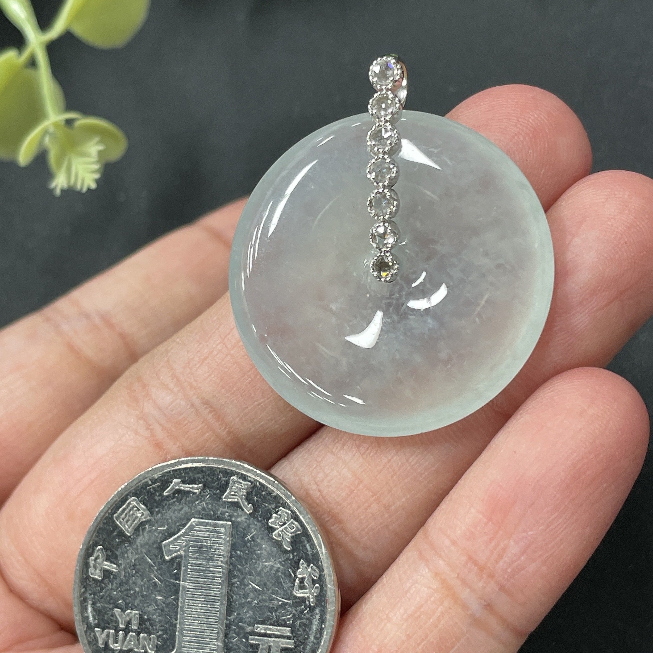 JadeitePeace Pendant with 18K Gold Clasp, Total Weight 9.8g