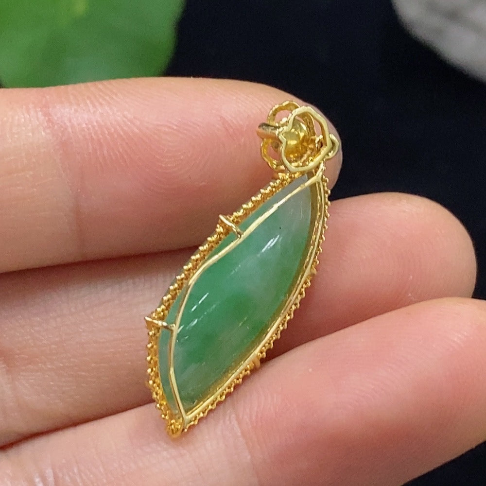 Jadeite Pendant with 18K Gold Setting Total Weight Approx. 2.6g