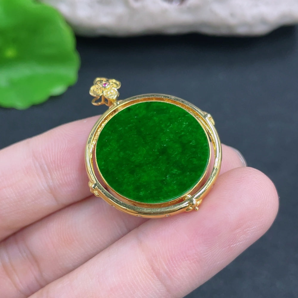 Jadeite Pendant 18k with Diamond Accent Total Weight Approx.4.8g
